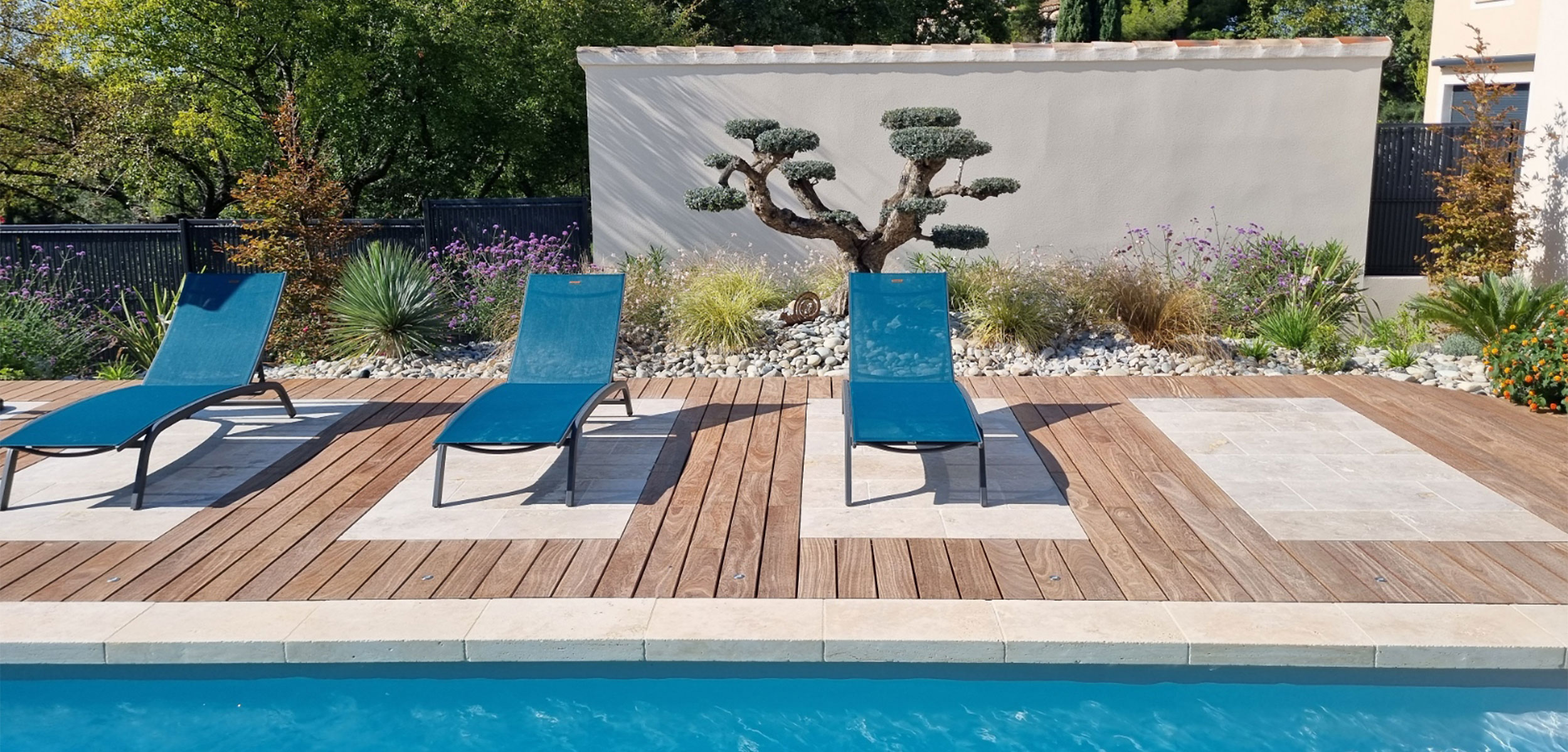 MGL-Paysage, terrasse au bord de la piscine avec transats