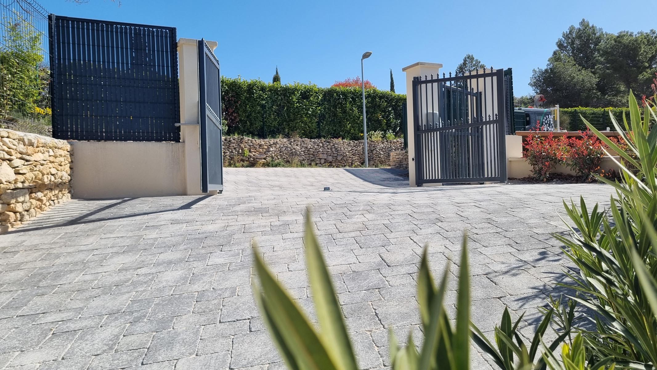 Photo d'une allée de pavés gris par MGL Paysage
